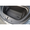 Tesla model Y:n etukontin matto aseteltuna etutavaratilaan. Frunk mat for Tesla Model Y