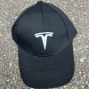 Musta lippalakki Teslan logo